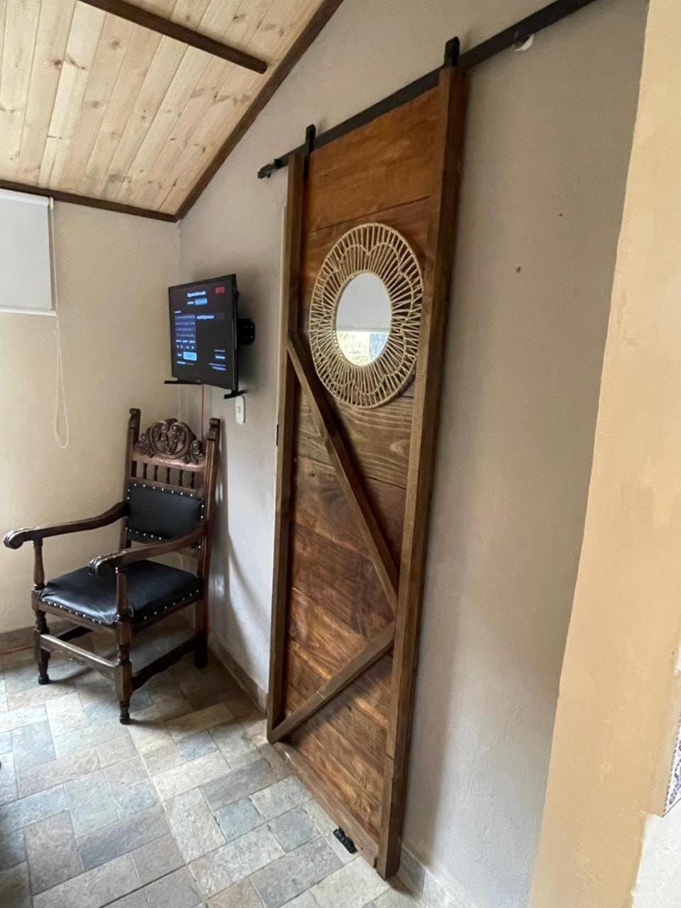 Bed, Bathroom, TV and multimedia