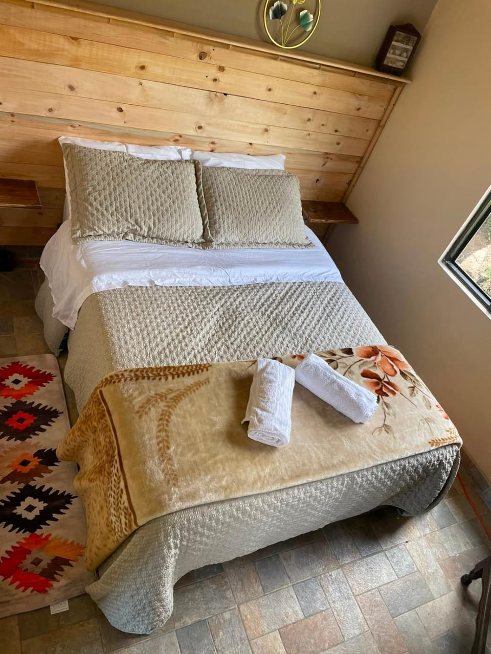 Bed, Photo of the whole room, Bedroom, towels