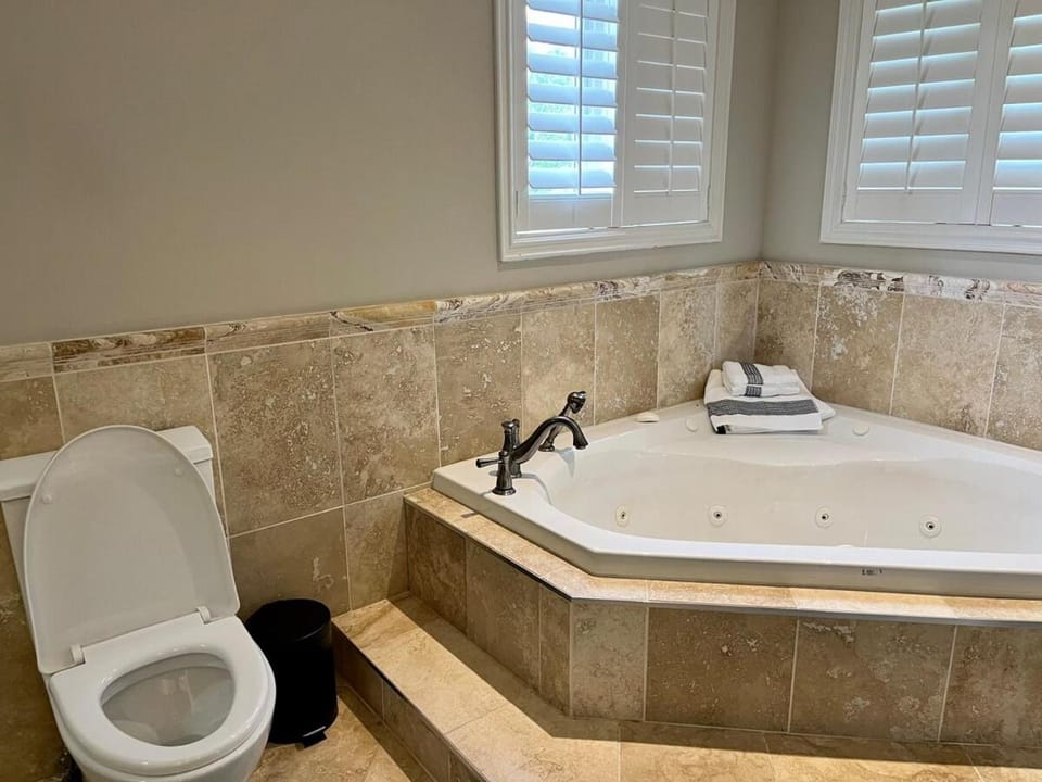 5 acre Luxury estate 15 min from Niagara Falls Apartment in Welland