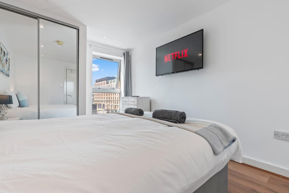 Spacious 3BR City Apartment near Motorpoint - Sleeps 10 Apartment in Nottingham
