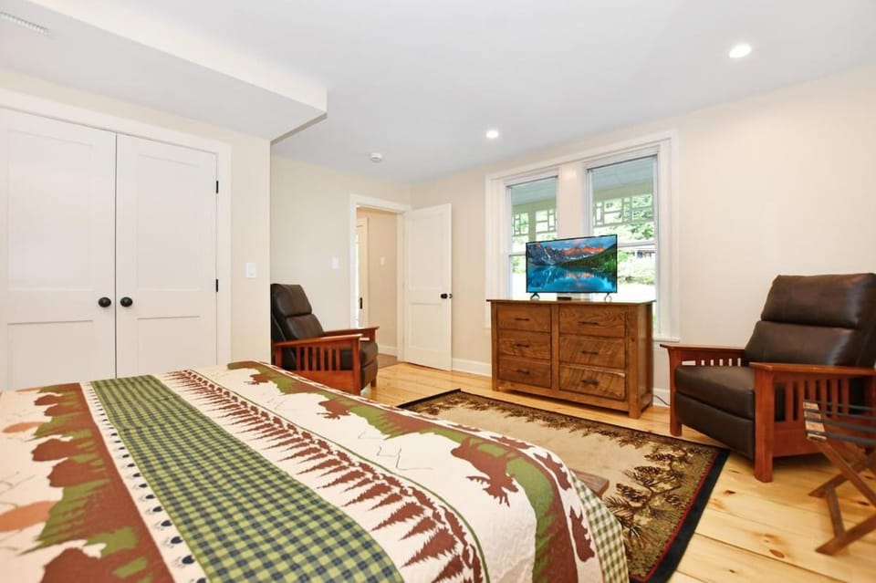Lake Luzerne House Sauna, Hot Tub, Walk to Beach House in Hadley