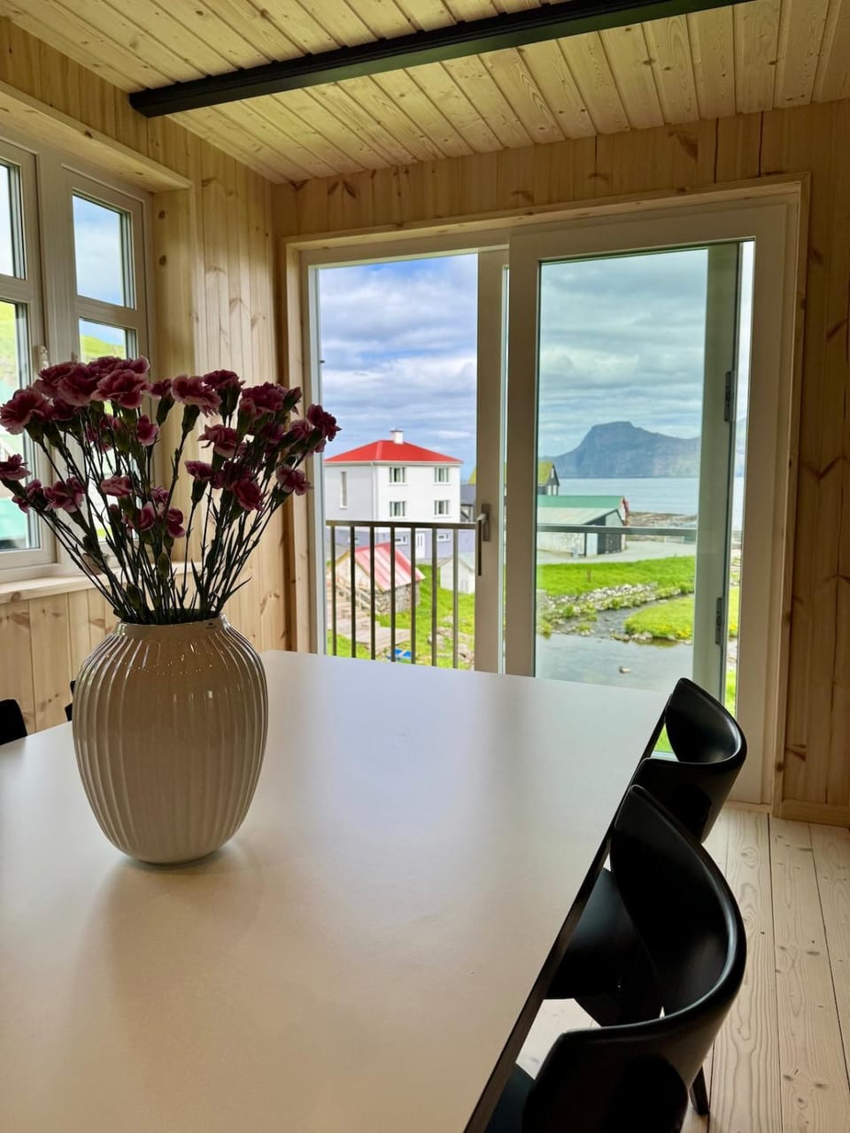Jákupsstova, Yellow Riverside House in Gjógv House in Europe