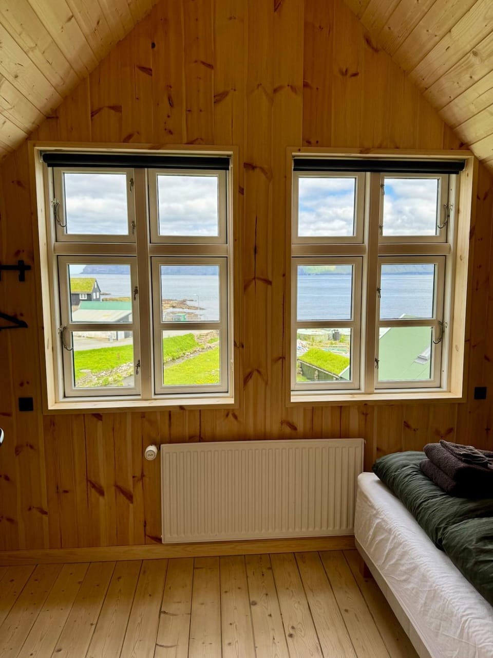 Jákupsstova, Yellow Riverside House in Gjógv House in Europe