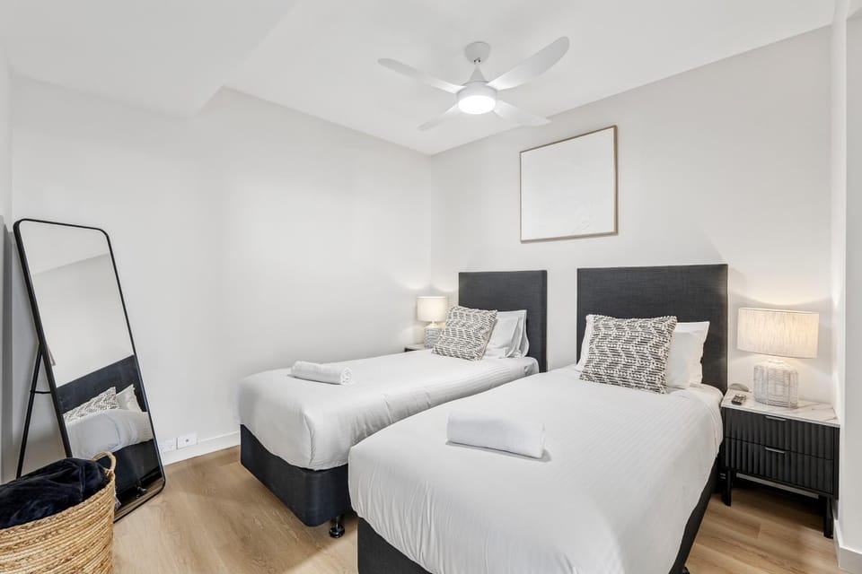 Bed, Photo of the whole room, Bedroom, towels