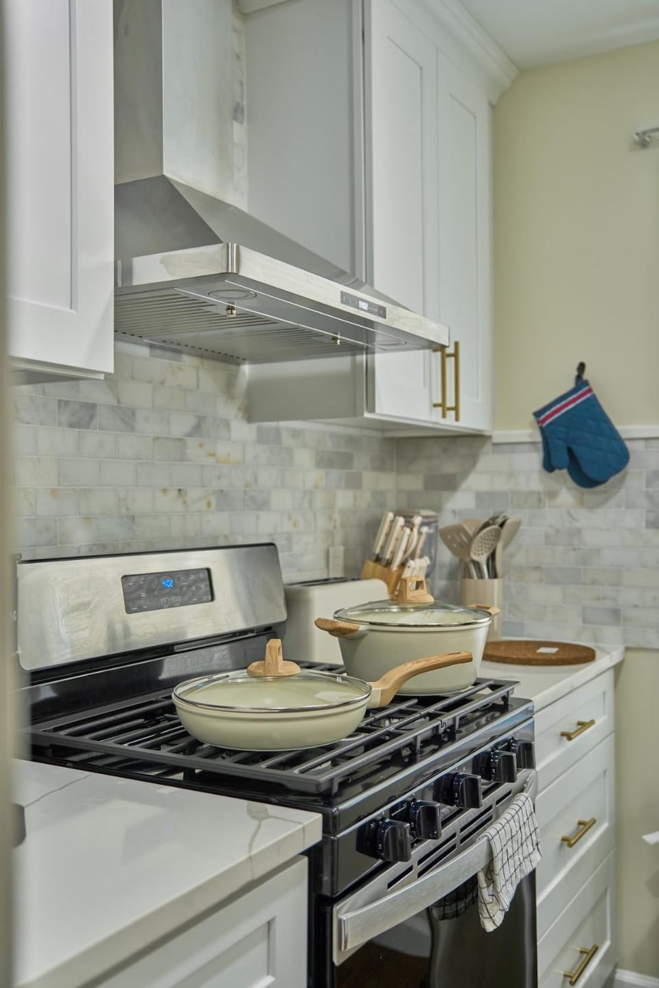 3BR Near NYC & Newark Sleeps 8 World Cup Ready Apartment in Irvington