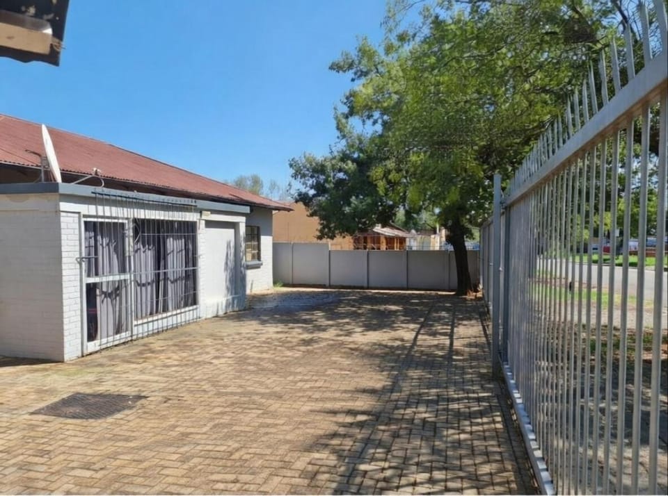 Budget rooms with shared bathroom- Klerksdorp Bed and Breakfast in North West, South Africa