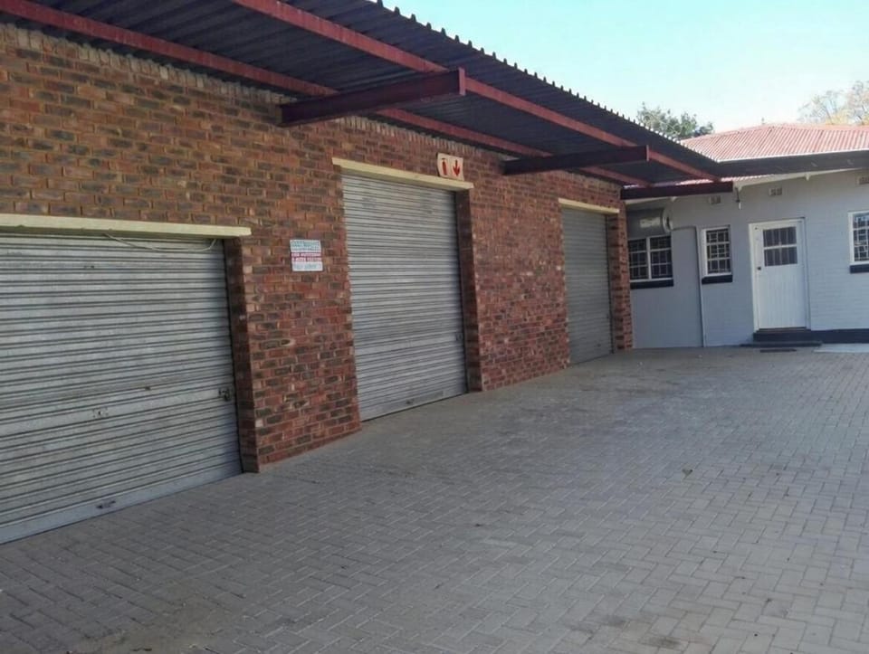 Budget rooms with shared bathroom- Klerksdorp Bed and Breakfast in North West, South Africa