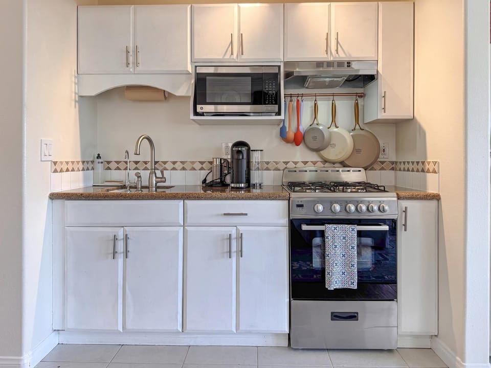 Coffee/tea facilities, Kitchen or kitchenette, microwave, oven, stove