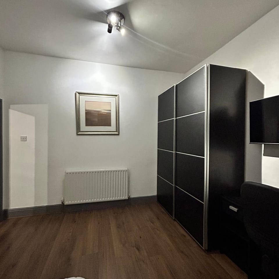 Haven Home 3 bedrooms near Sunderland City Centre Downstairs Shower with Toilet and Upstairs Bath with Toilet TV in each room Vacation rental in Sunderland