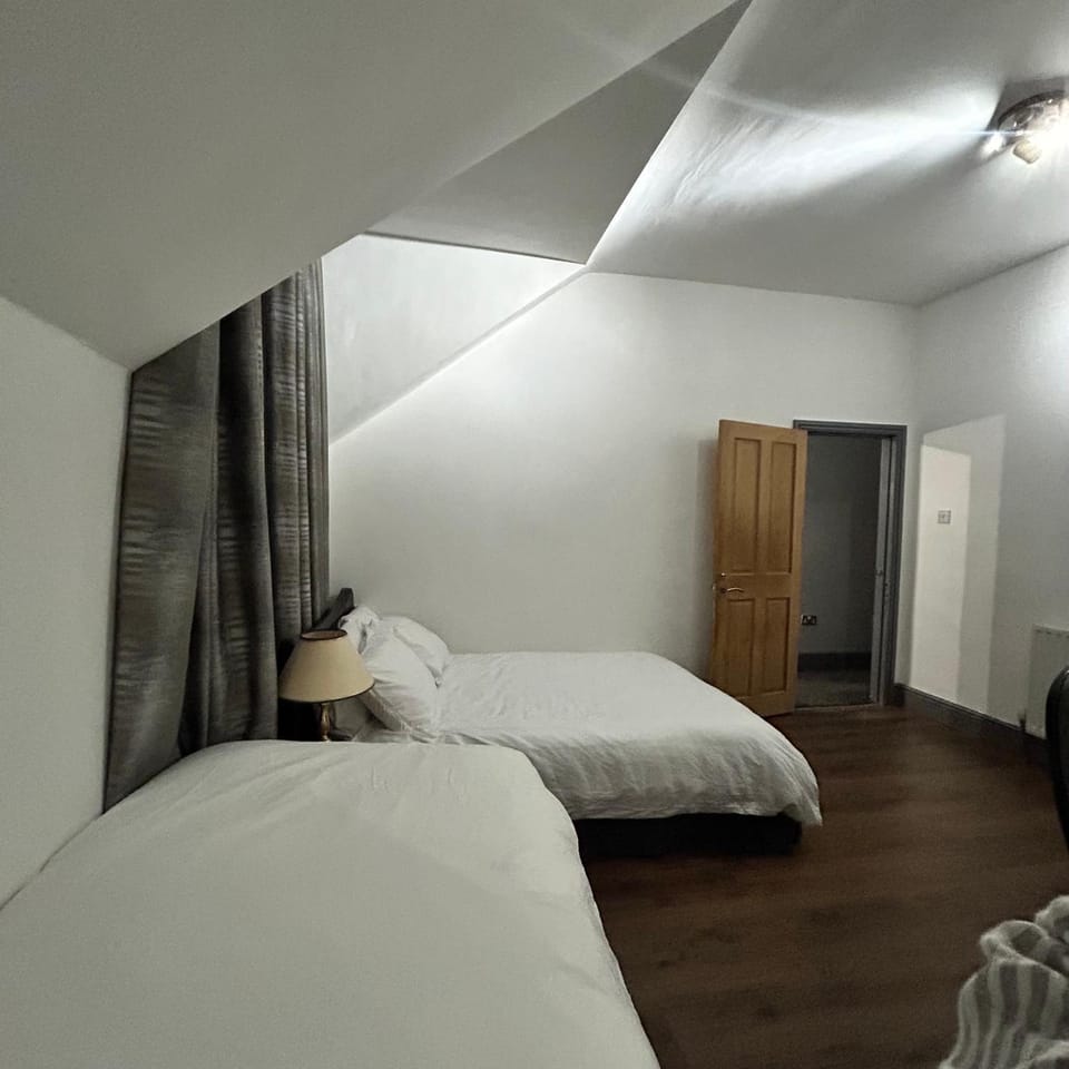 Haven Home 3 bedrooms near Sunderland City Centre Downstairs Shower with Toilet and Upstairs Bath with Toilet TV in each room Vacation rental in Sunderland