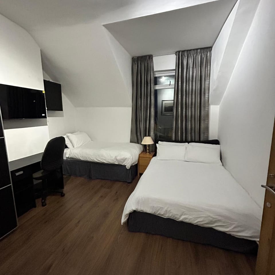 Haven Home 3 bedrooms near Sunderland City Centre Downstairs Shower with Toilet and Upstairs Bath with Toilet TV in each room Vacation rental in Sunderland