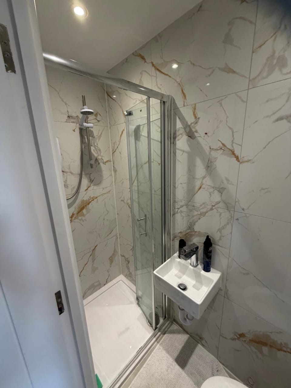 Studio Flat Acton Town Apartment in London Borough of Ealing