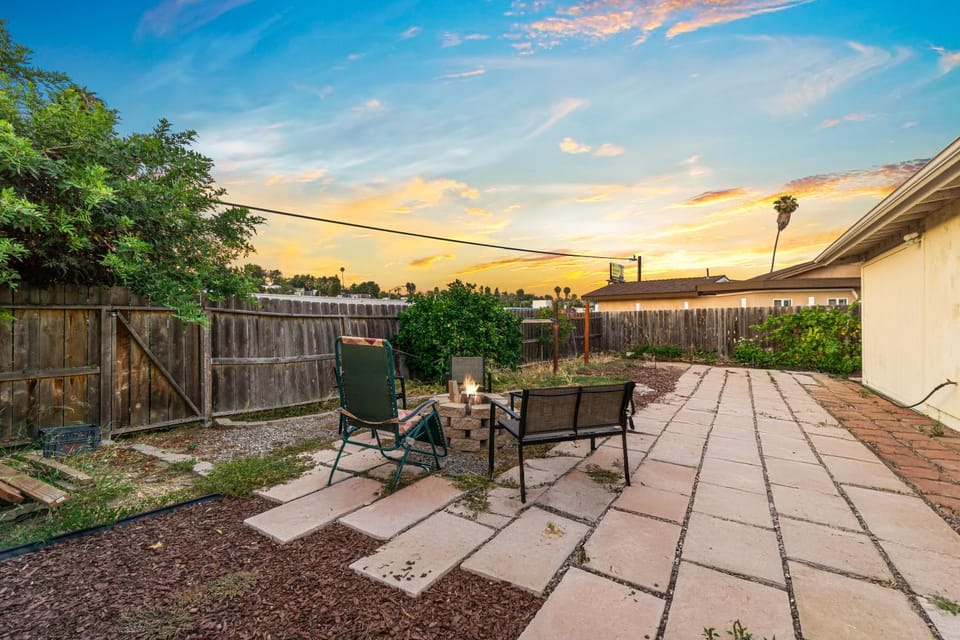 Entire Private House with Ranch-Style with Backyard, Crib, King Bed, and Free Parking, 3 Bedrooms 2 Bathrooms, Available Now House in San Diego