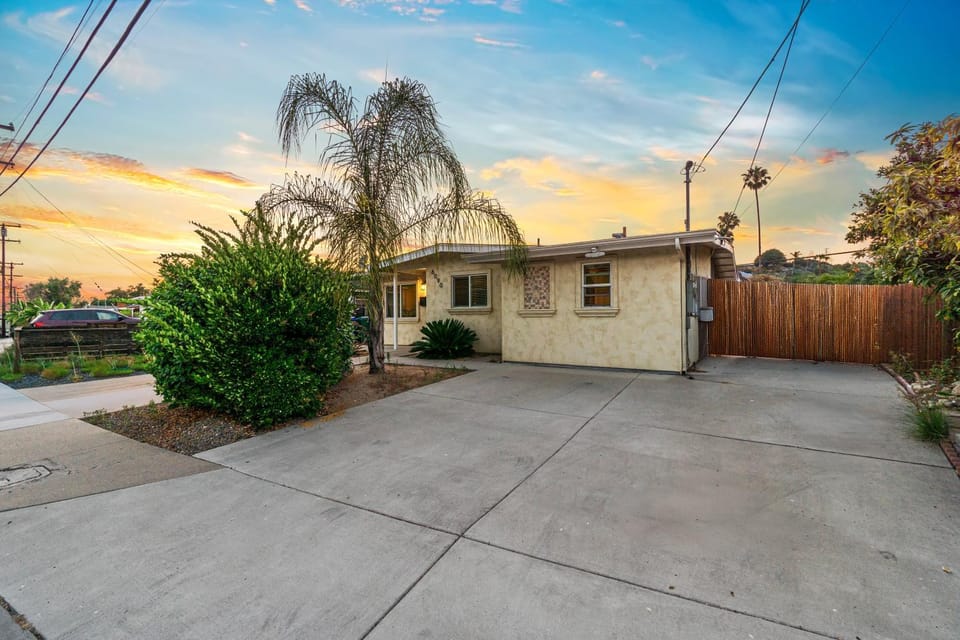 Entire Private House with Ranch-Style with Backyard, Crib, King Bed, and Free Parking, 3 Bedrooms 2 Bathrooms, Available Now House in San Diego