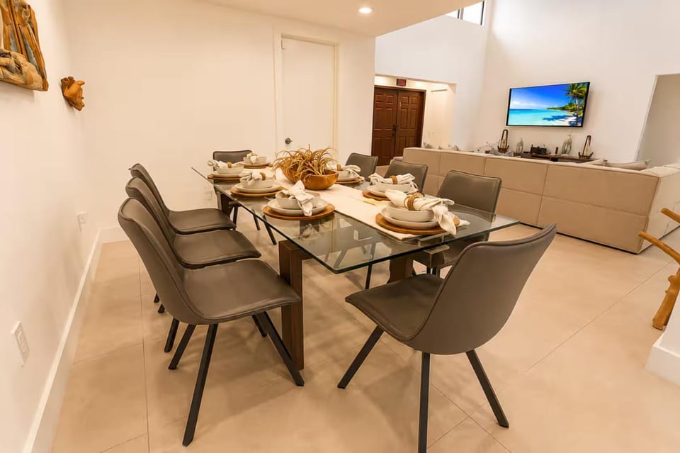 Villa Serenova, Spacious 4BR Oasis with Private Pool Villa in North Bay Village