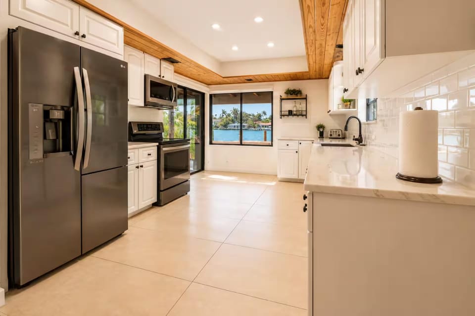 Villa Serenova, Spacious 4BR Oasis with Private Pool Villa in North Bay Village