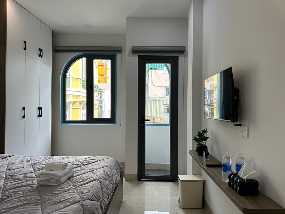 Bed, TV and multimedia, Bedroom