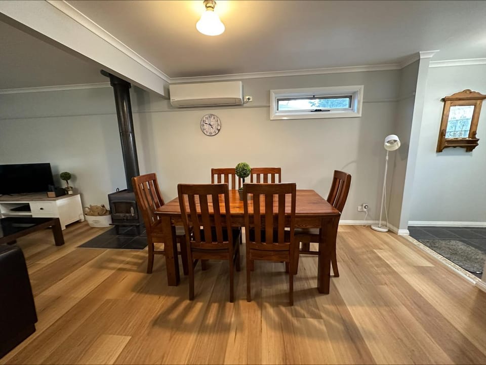 BEAUTIFUL BEACH HOUSE CLOSE TO TOWN guests 2-10 House in Cowes