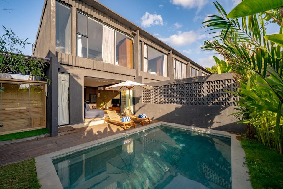 Property building, Garden view, Pool view, Swimming pool, Swimming pool, sunbed