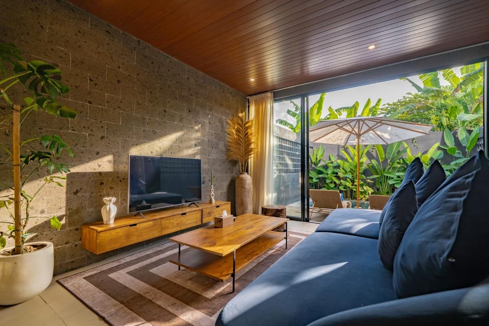 Day, Living room, Seating area