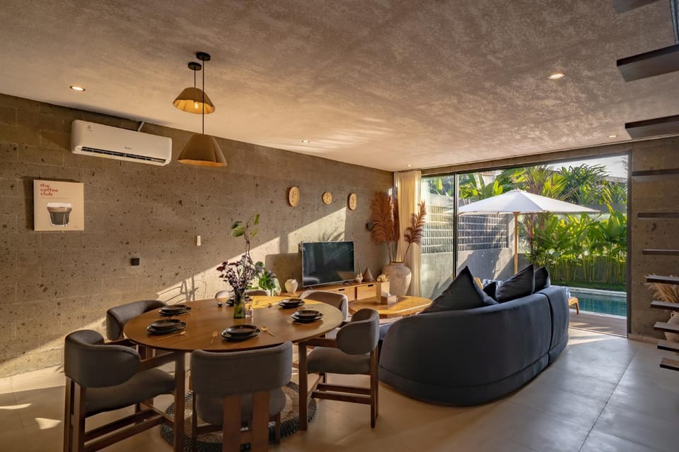 Living room, Seating area, Dining area, air conditioner