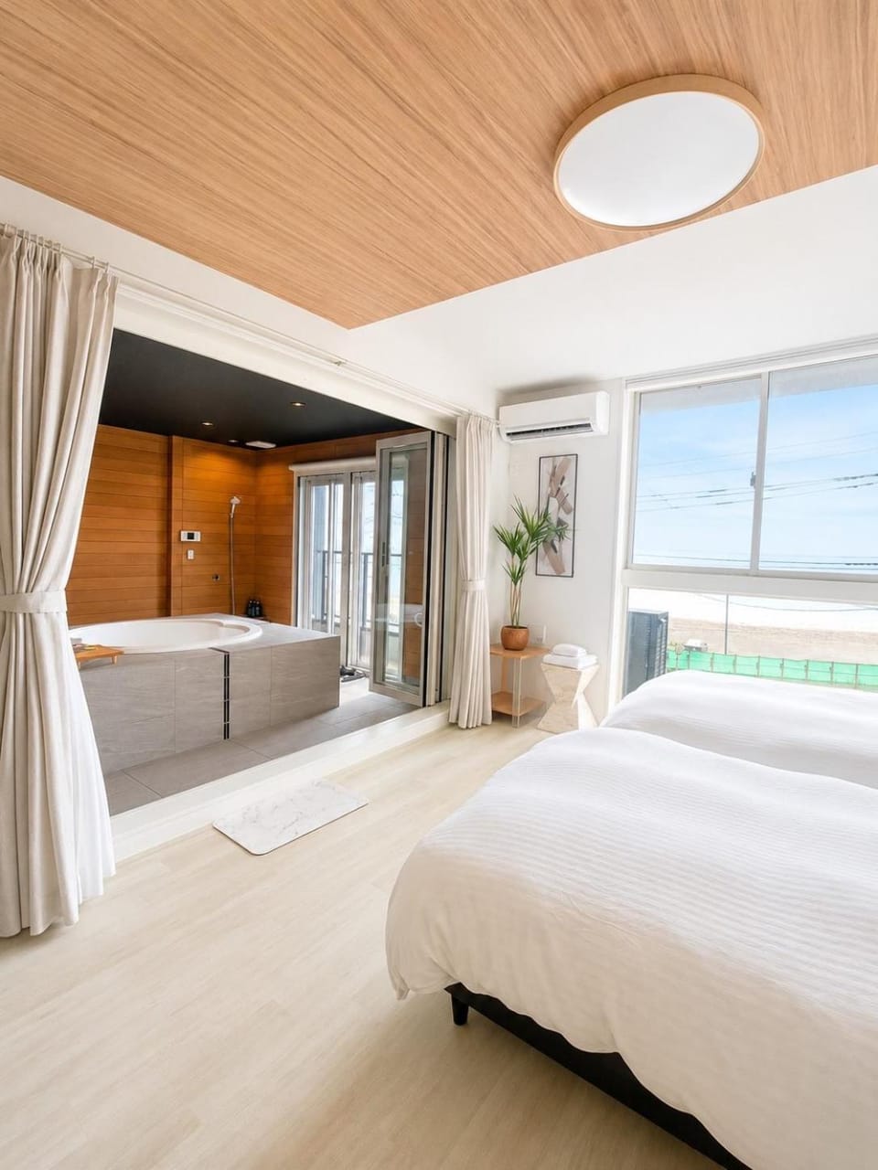 Bed, Bathroom, Sea view, Bath