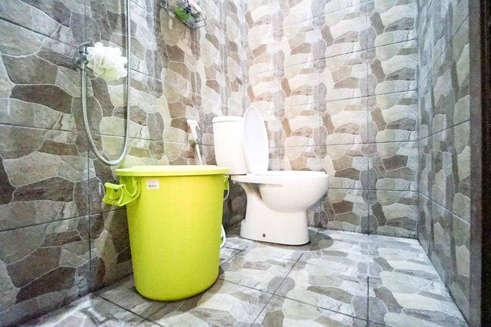 Shower, Toilet