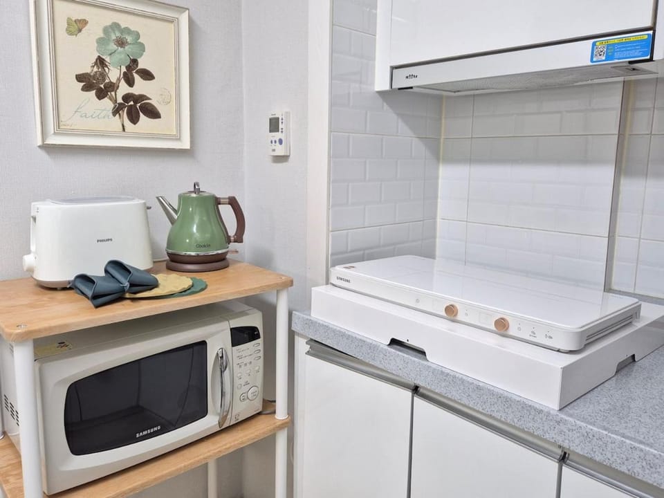Kitchen or kitchenette, microwave, kitchen