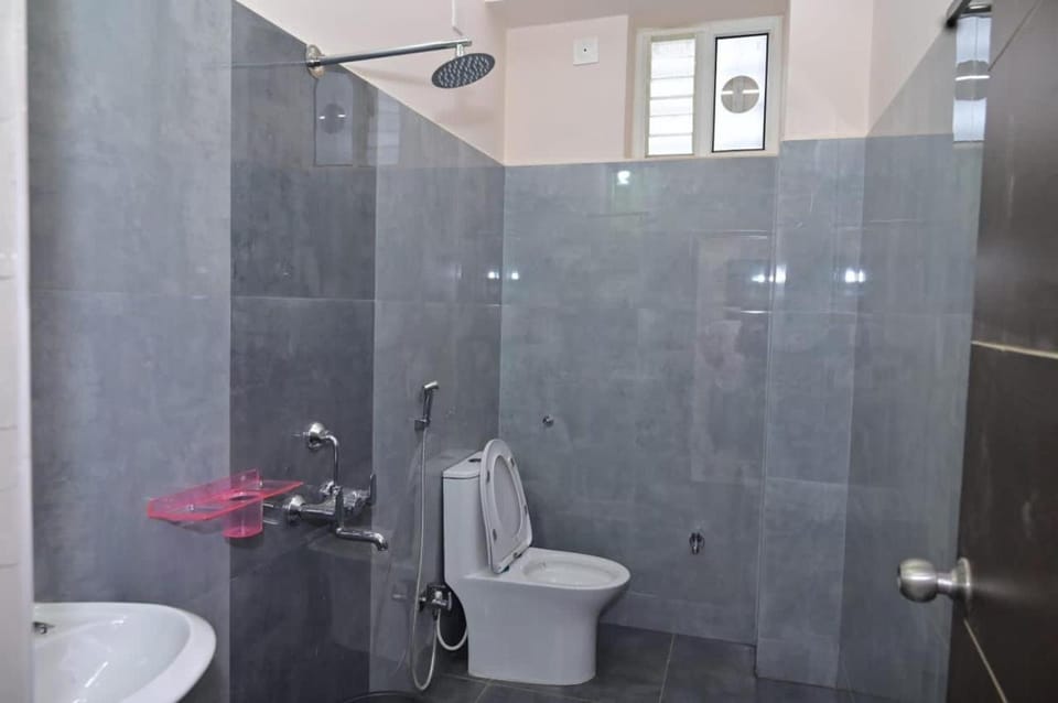 Shower, Toilet