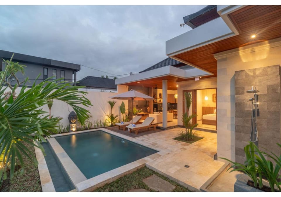 Patio, Garden view, Pool view, Swimming pool, Family, sunbed