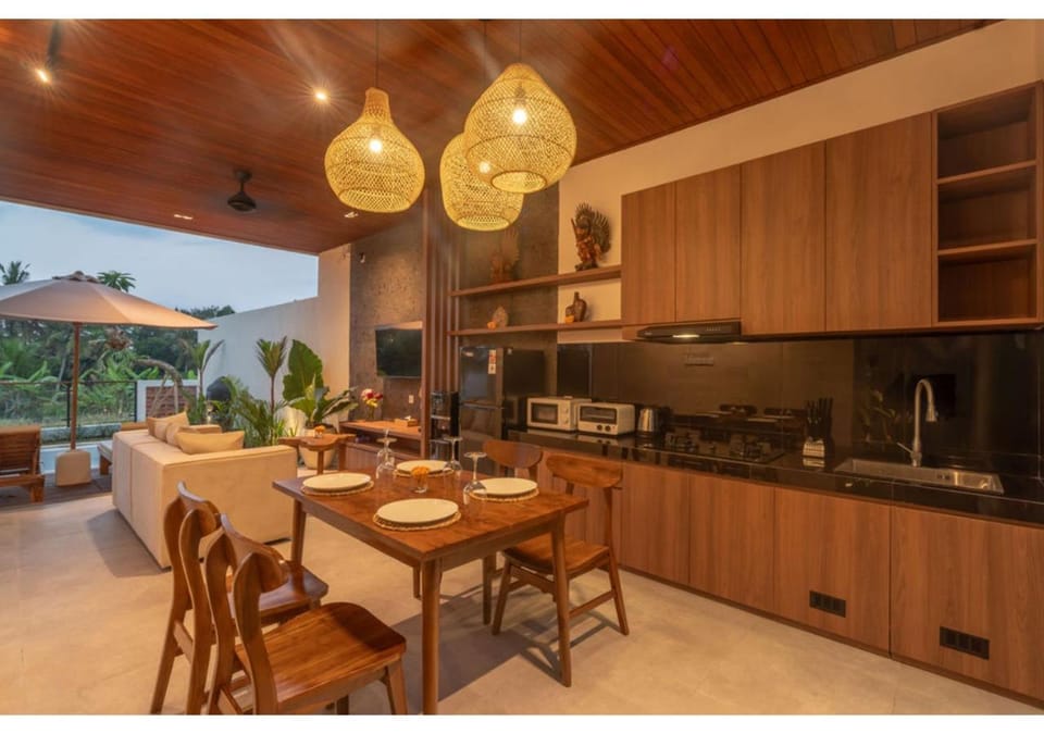 Coffee/tea facilities, Kitchen or kitchenette, Dining area, stove, kitchen, kitchen