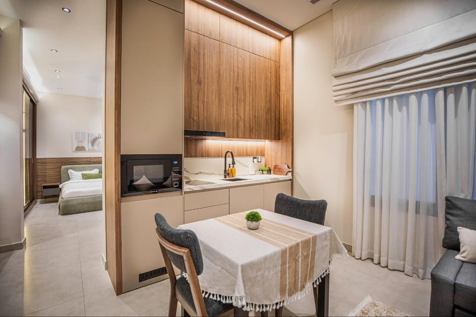 Kitchen or kitchenette, Dining area, microwave