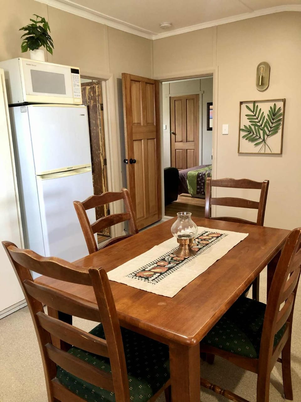 Kitchen or kitchenette, Dining area, microwave