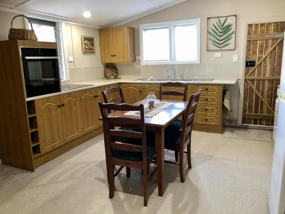 Kitchen or kitchenette, Dining area, oven, stove