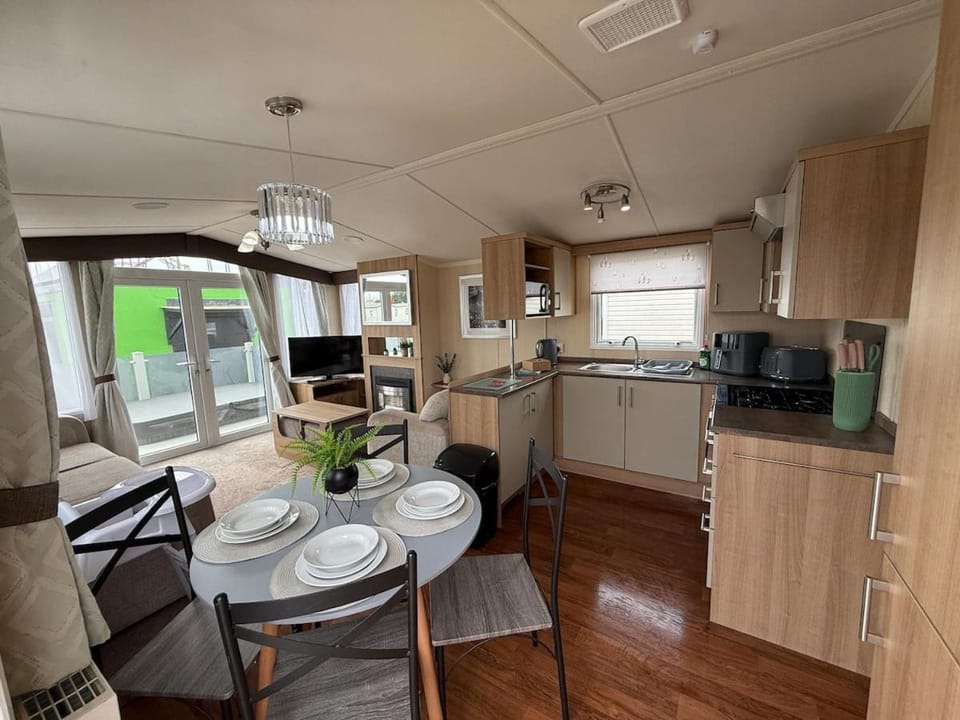 Sunnymede E9 - HOT TUB caravan - Fantasy Island - pet friendly, wifi, bed linen - Meadow Lakes Caravan & Lodge Hire Apartment in Ingoldmells