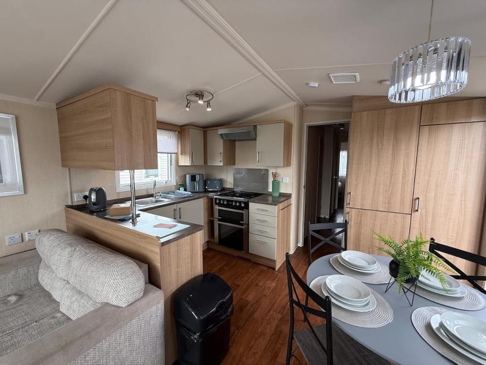 Sunnymede E9 - HOT TUB caravan - Fantasy Island - pet friendly, wifi, bed linen - Meadow Lakes Caravan & Lodge Hire Apartment in Ingoldmells