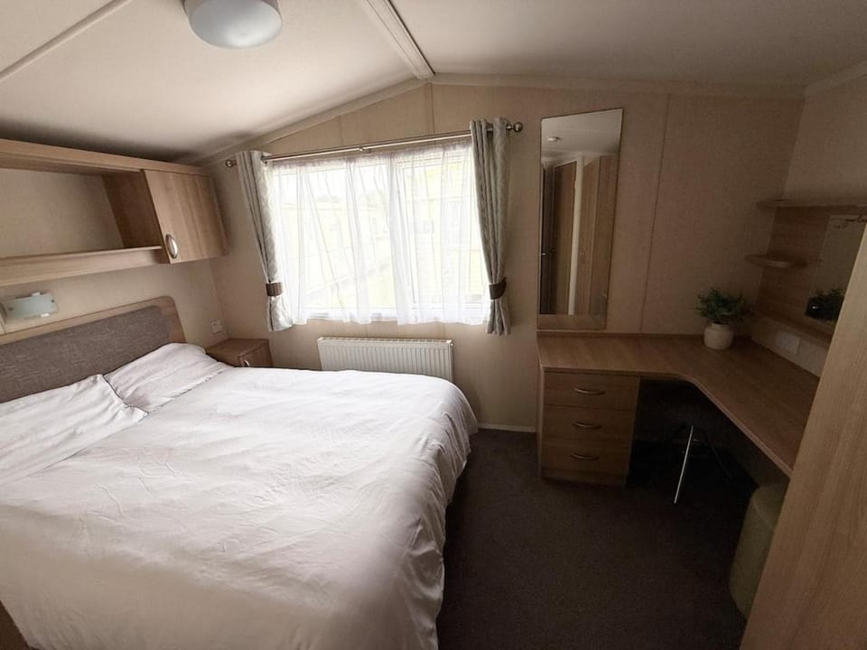 Sunnymede E9 - HOT TUB caravan - Fantasy Island - pet friendly, wifi, bed linen - Meadow Lakes Caravan & Lodge Hire Apartment in Ingoldmells