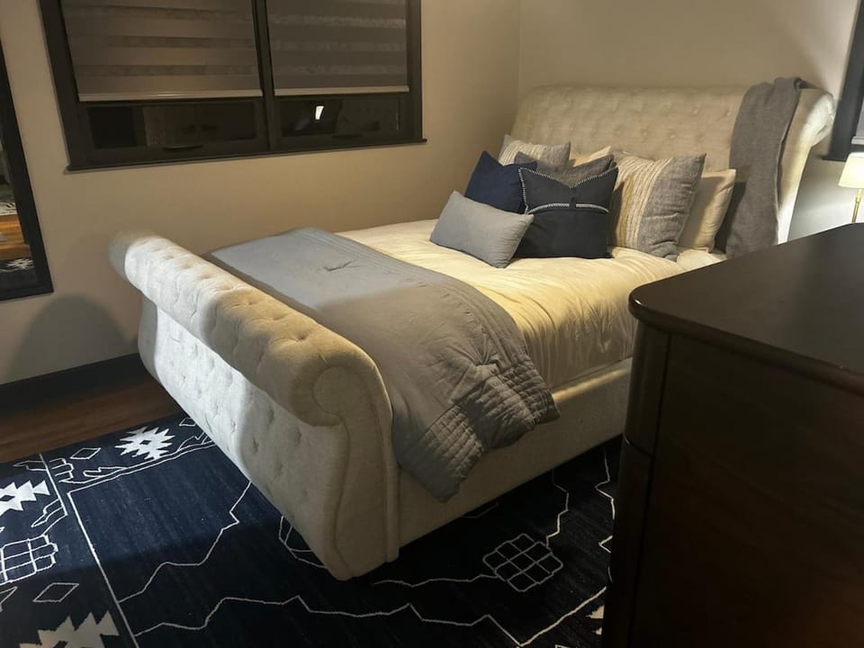 Modern 3BR Retreat Near ATL Airport Quiet Neighborhood Sleeps 6 House in Morrow