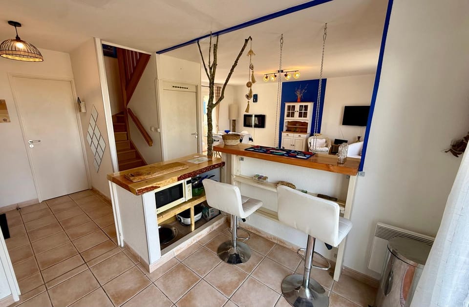 Kitchen or kitchenette, Lounge or bar