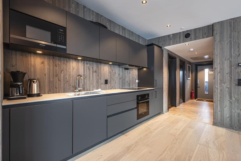 Coffee/tea facilities, Kitchen or kitchenette, microwave, oven, stove