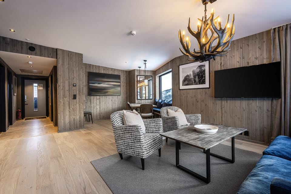Communal lounge/ TV room, TV and multimedia, Living room, Seating area, Evening entertainment