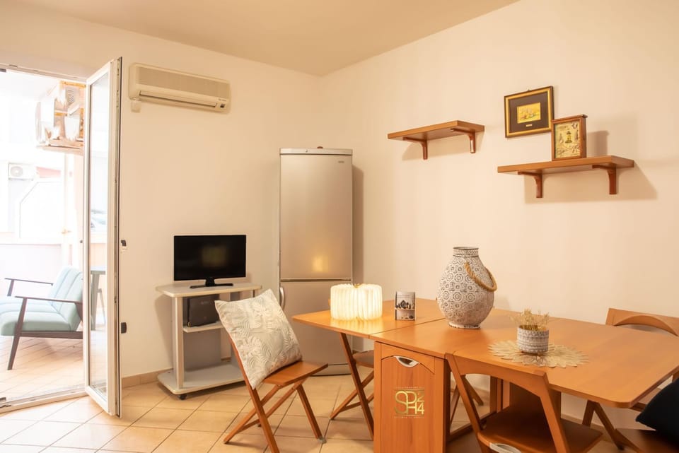 Living room, Dining area, air conditioner