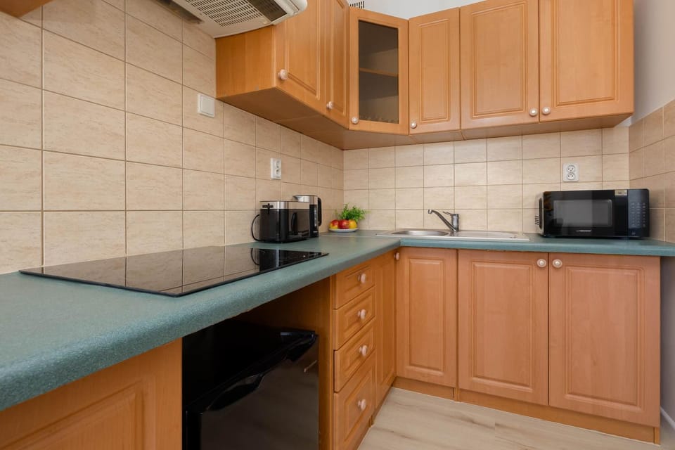Coffee/tea facilities, Kitchen or kitchenette, stove