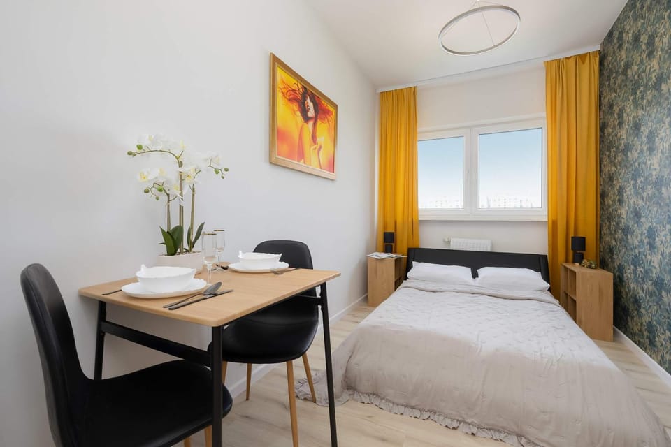 Bed, Photo of the whole room, Seating area, Bedroom