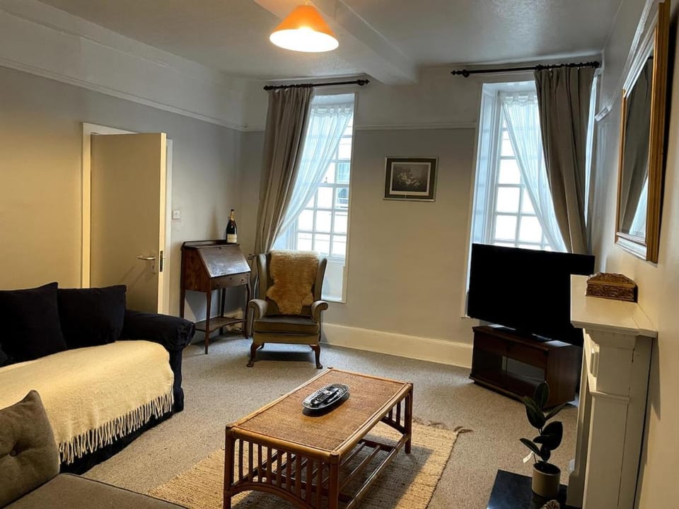 2 Bed Period Flat with parking Apartment in Ross-on-Wye