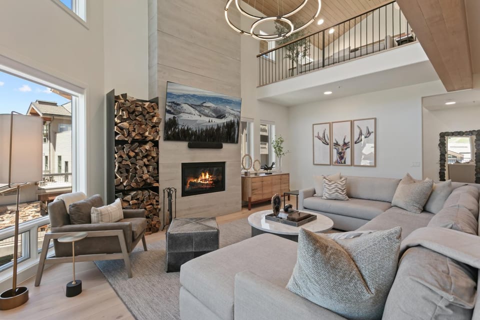 Steps from Ski Lift - Hot Tub & Fireplace condo Apartment in Deer Valley