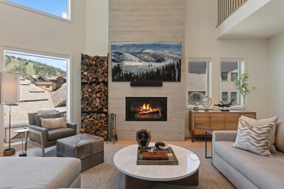 Steps from Ski Lift - Hot Tub & Fireplace condo Apartment in Deer Valley