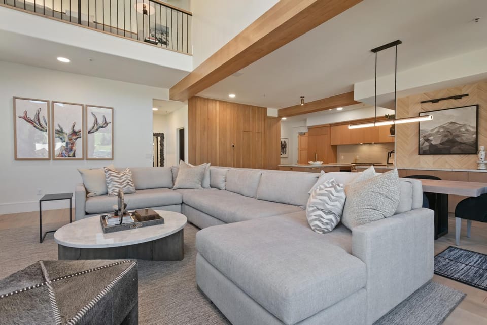 Steps from Ski Lift - Hot Tub & Fireplace condo Apartment in Deer Valley