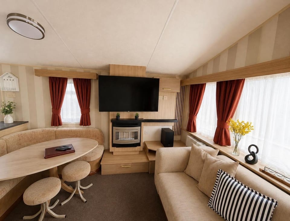 Communal lounge/ TV room, TV and multimedia, Living room, Dining area, Evening entertainment