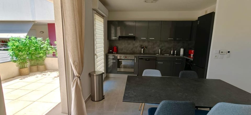 Newly renovated apartment with pool and terrace Apartment in Fréjus